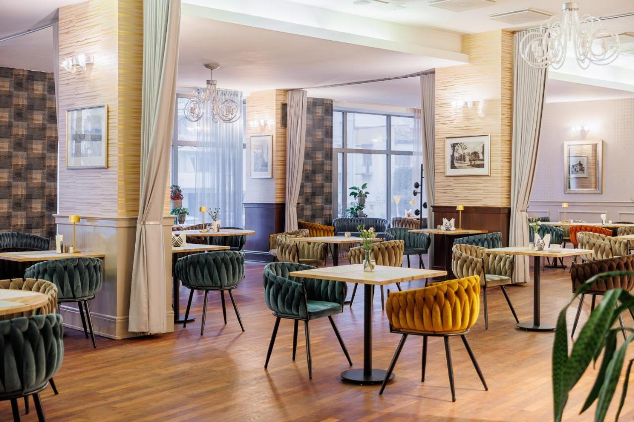 Hotel Tarnovia Tarnow Bagian luar foto
