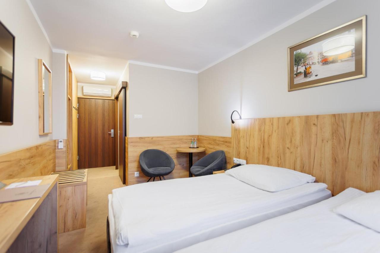 Hotel Tarnovia Tarnow Bagian luar foto