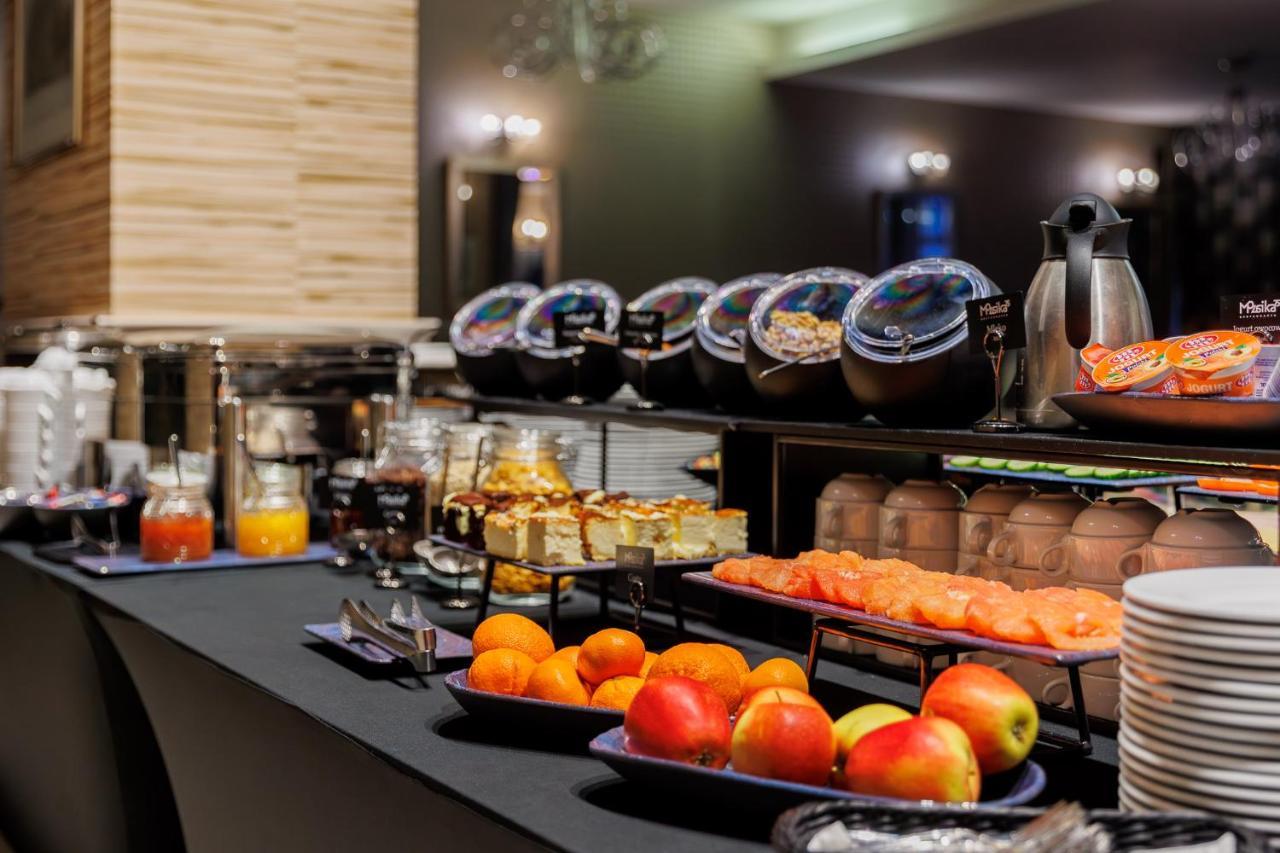 Hotel Tarnovia Tarnow Bagian luar foto