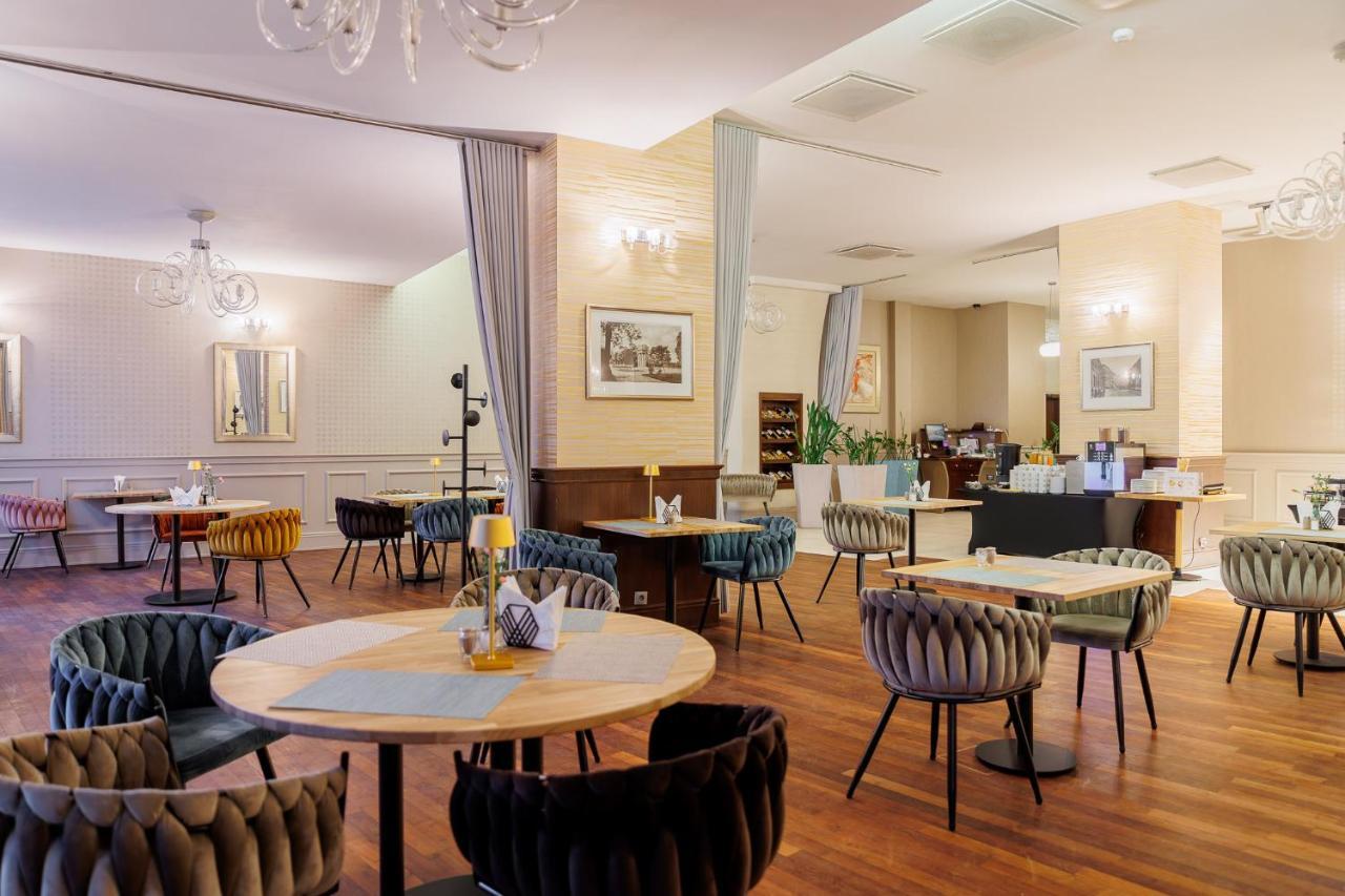 Hotel Tarnovia Tarnow Bagian luar foto