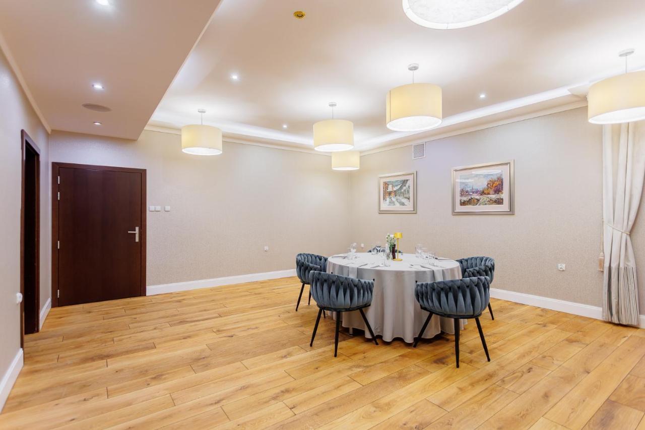 Hotel Tarnovia Tarnow Bagian luar foto