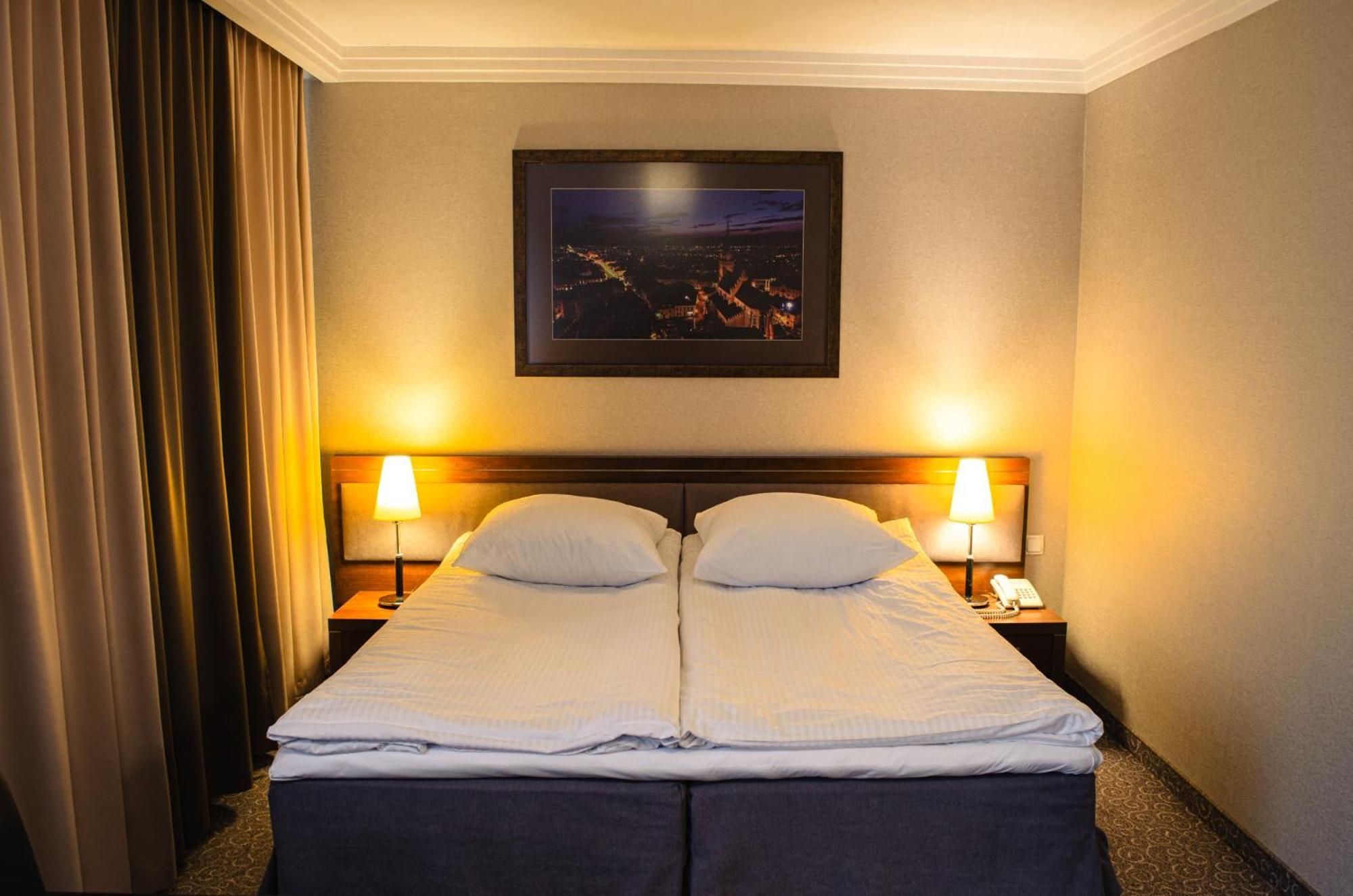 Hotel Tarnovia Tarnow Bagian luar foto