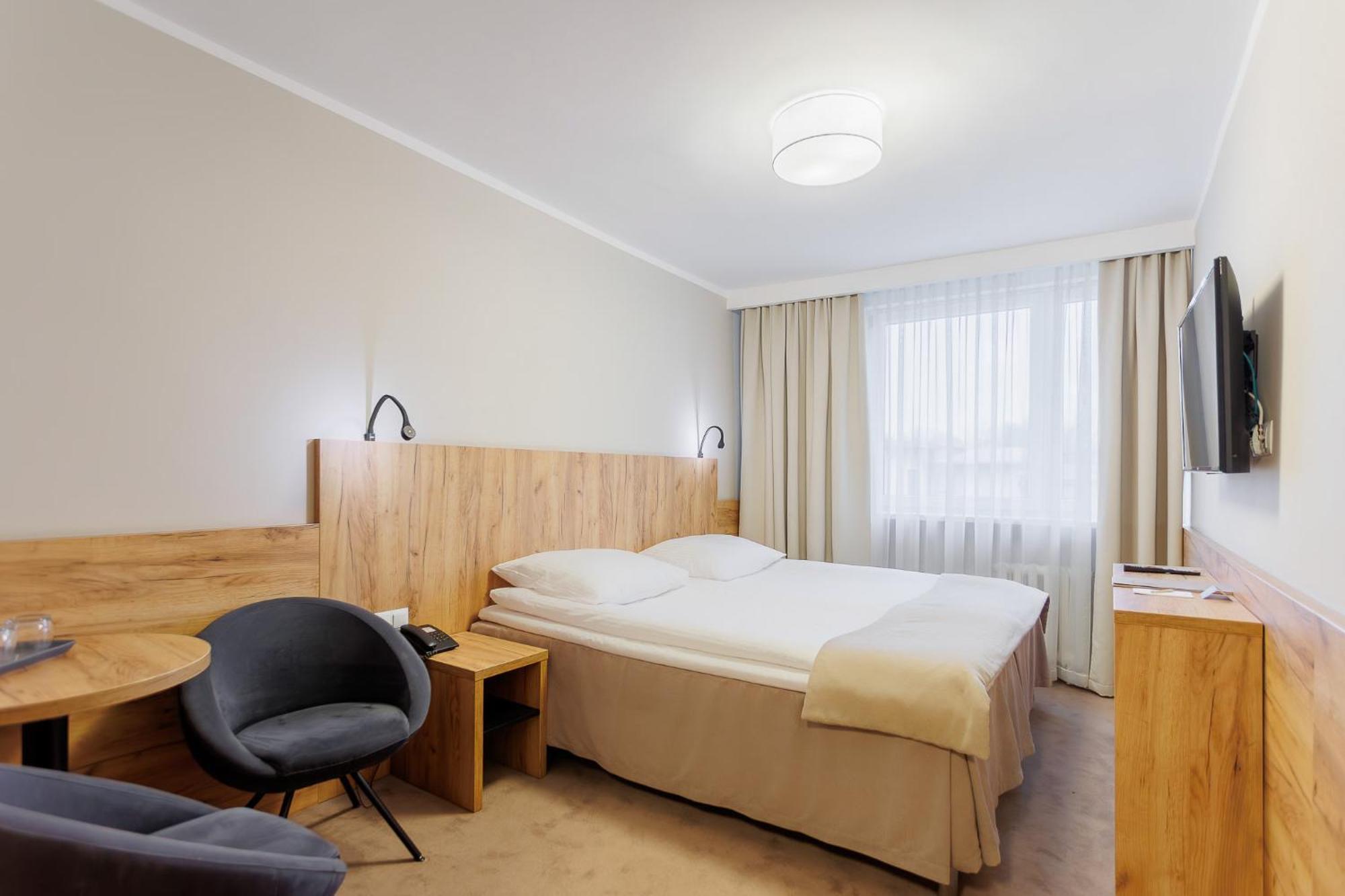 Hotel Tarnovia Tarnow Bagian luar foto