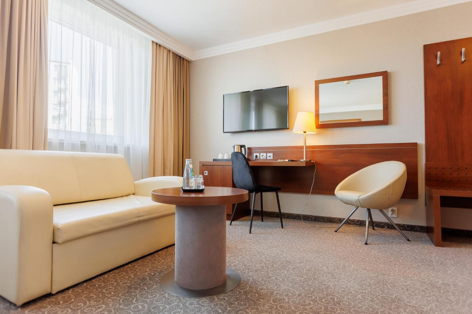 Hotel Tarnovia Tarnow Bagian luar foto