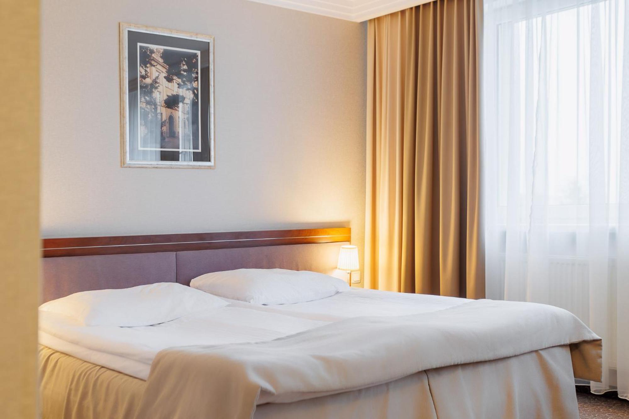Hotel Tarnovia Tarnow Bagian luar foto