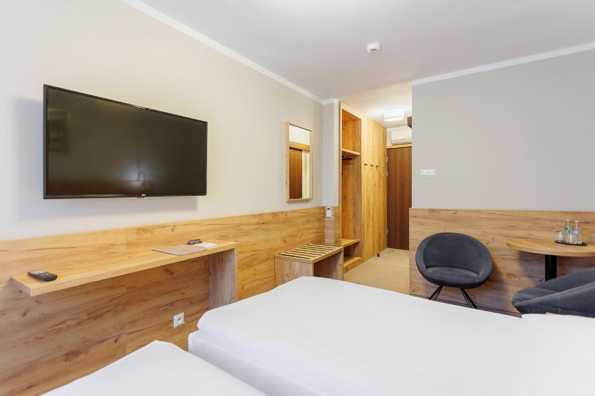 Hotel Tarnovia Tarnow Bagian luar foto