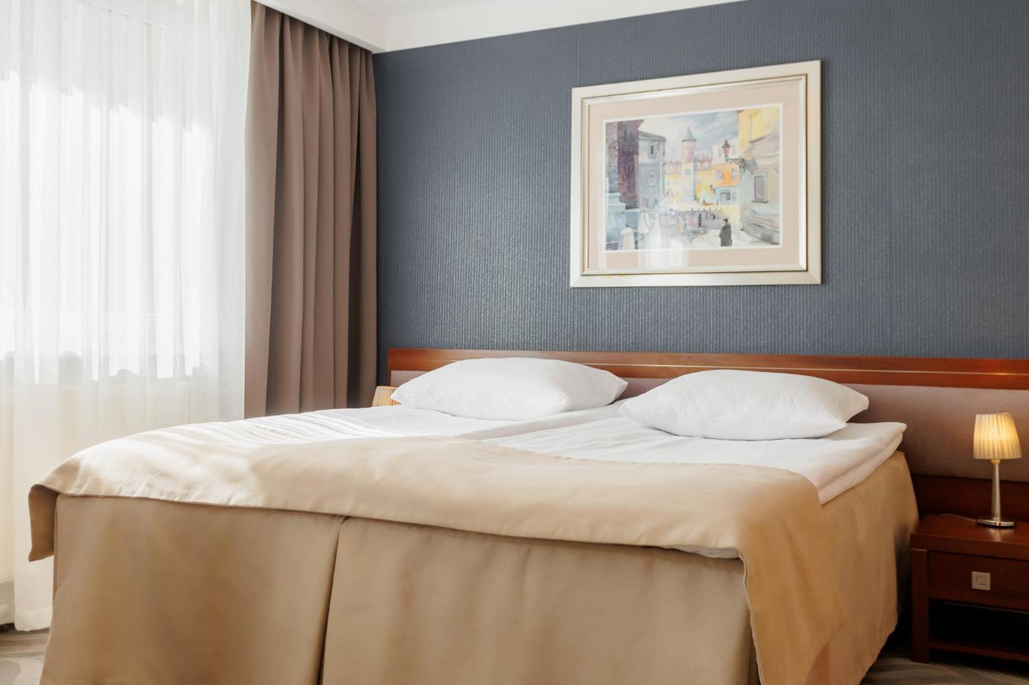 Hotel Tarnovia Tarnow Bagian luar foto