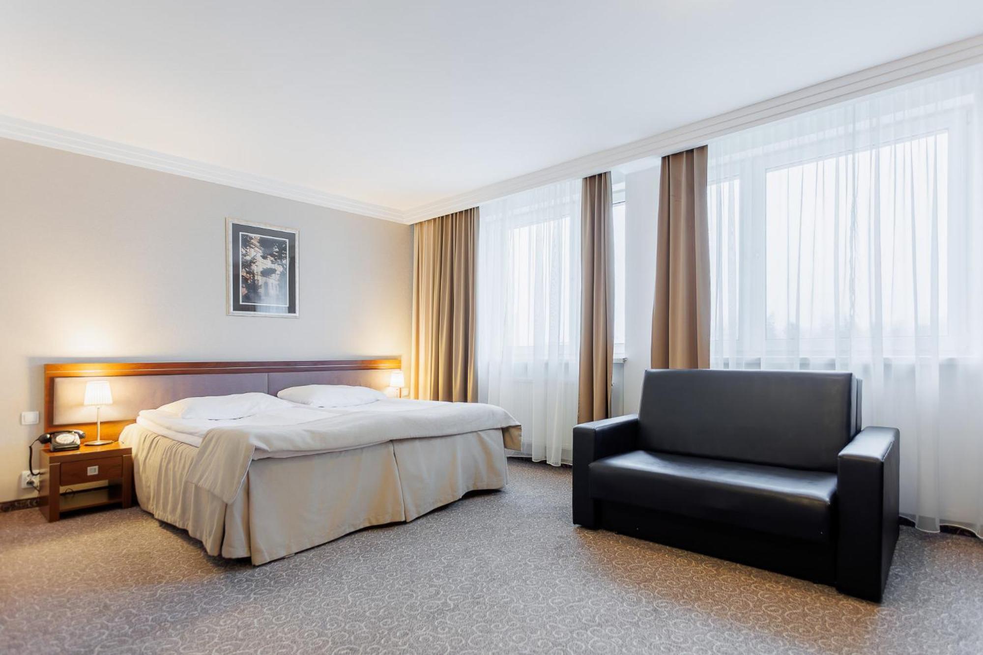 Hotel Tarnovia Tarnow Bagian luar foto