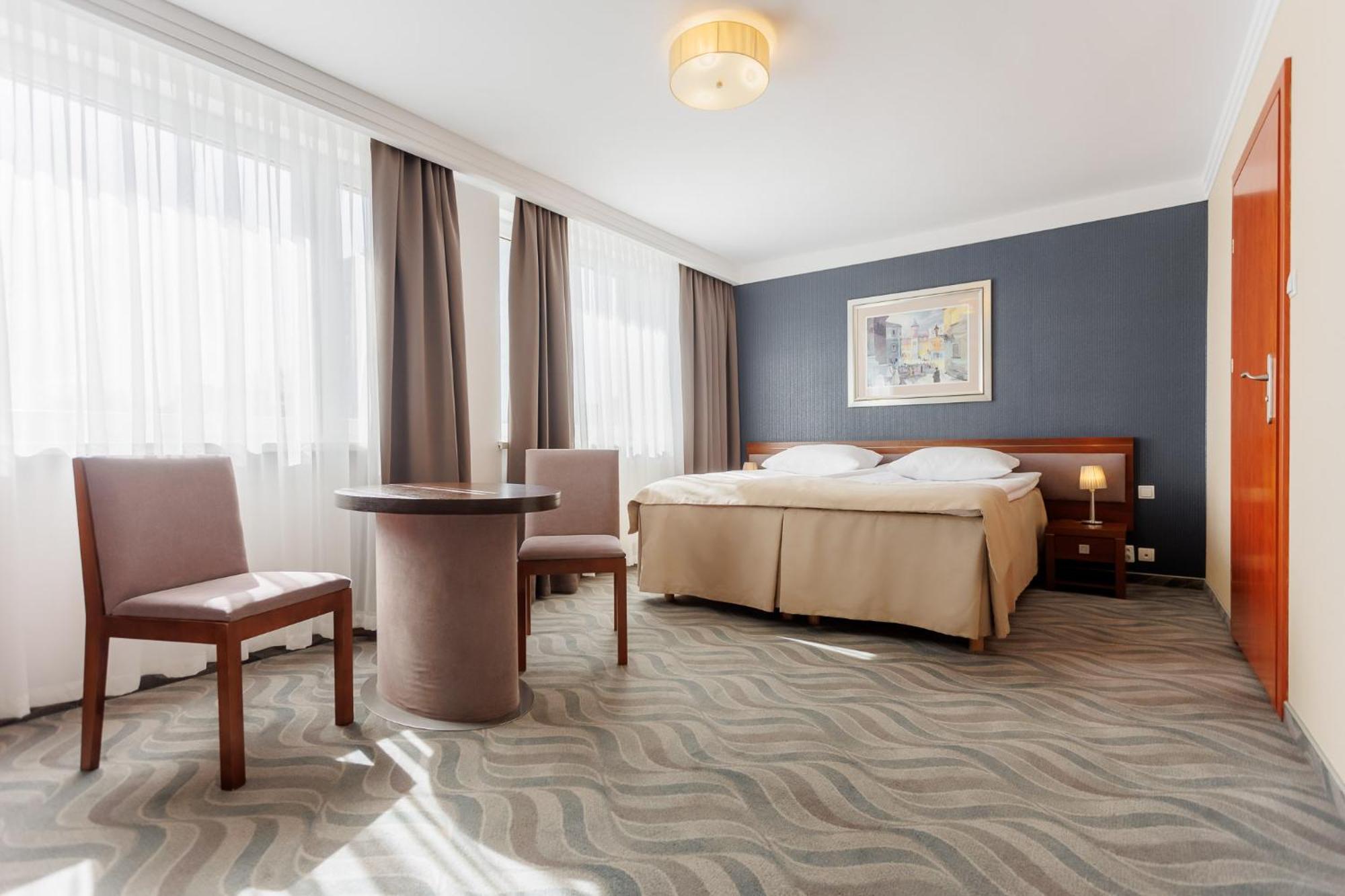 Hotel Tarnovia Tarnow Bagian luar foto