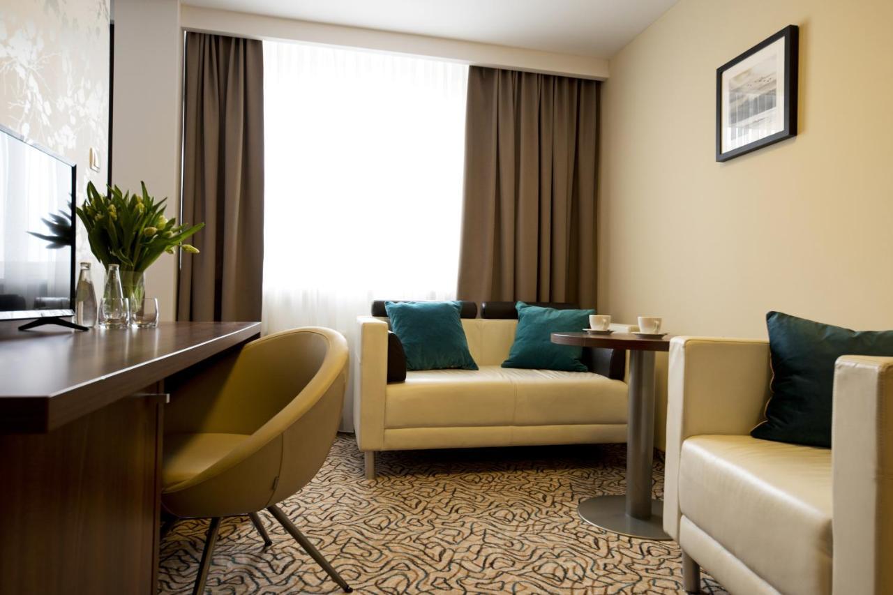 Hotel Tarnovia Tarnow Bagian luar foto