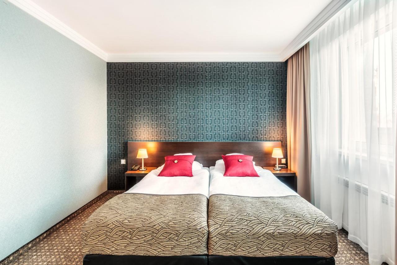 Hotel Tarnovia Tarnow Bagian luar foto