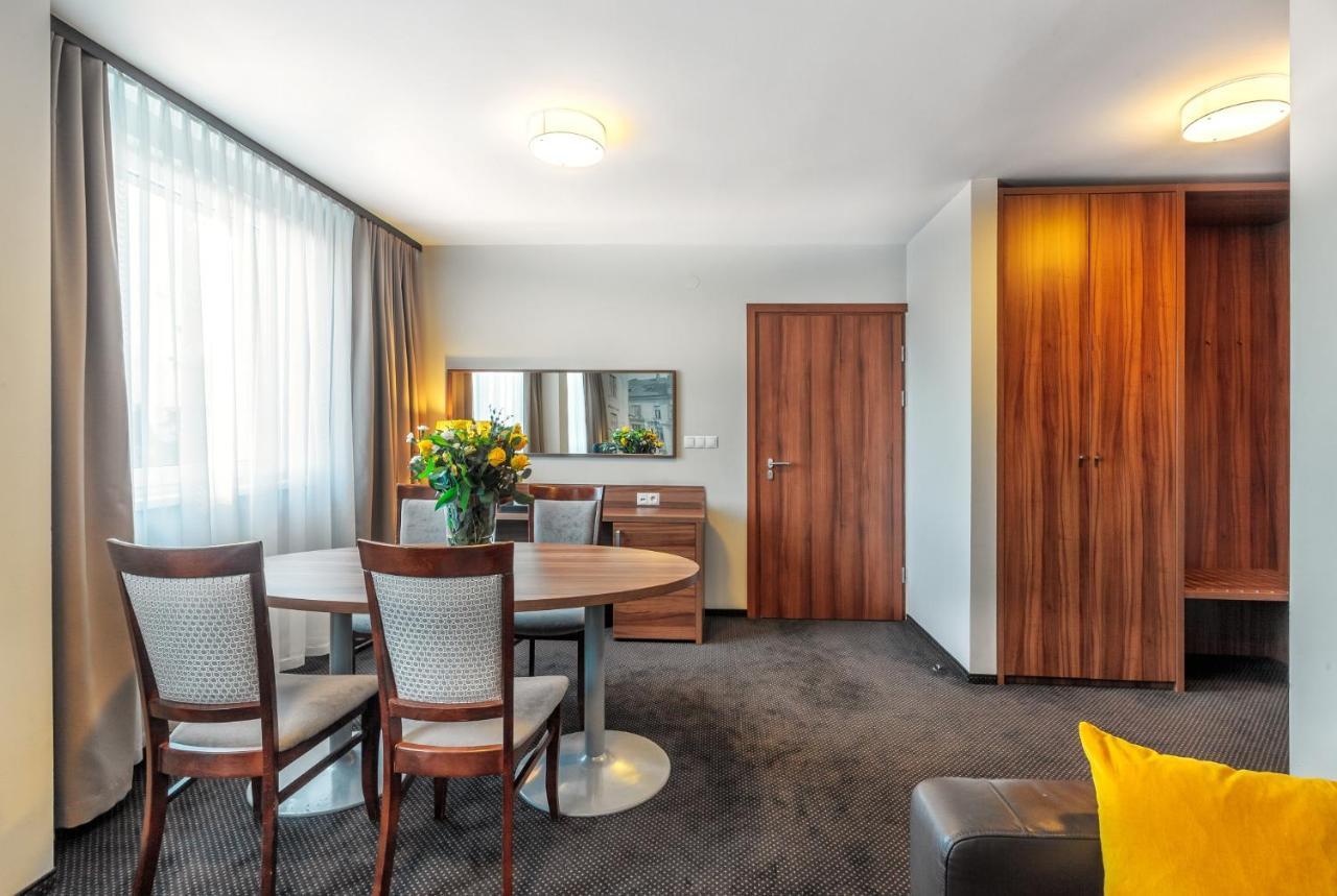 Hotel Tarnovia Tarnow Bagian luar foto