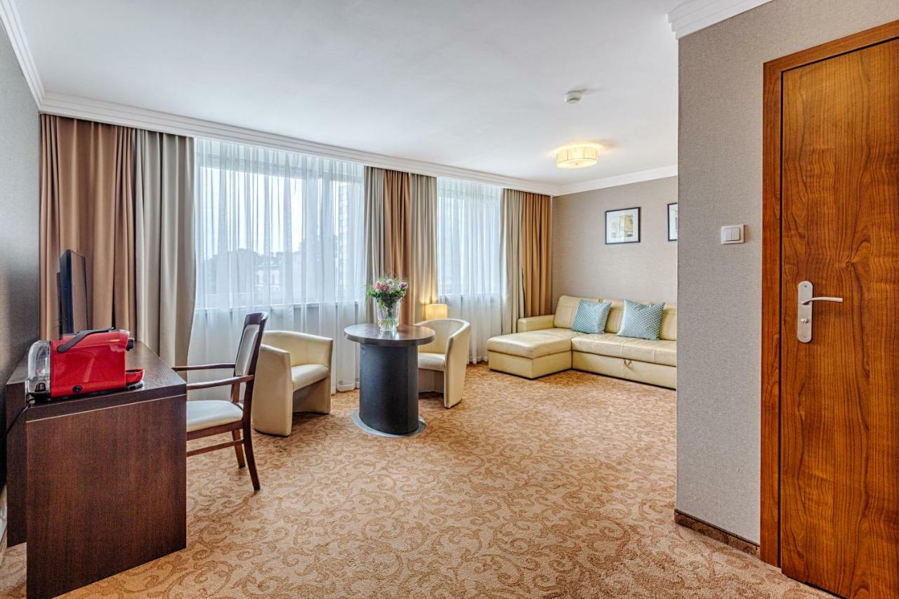 Hotel Tarnovia Tarnow Bagian luar foto