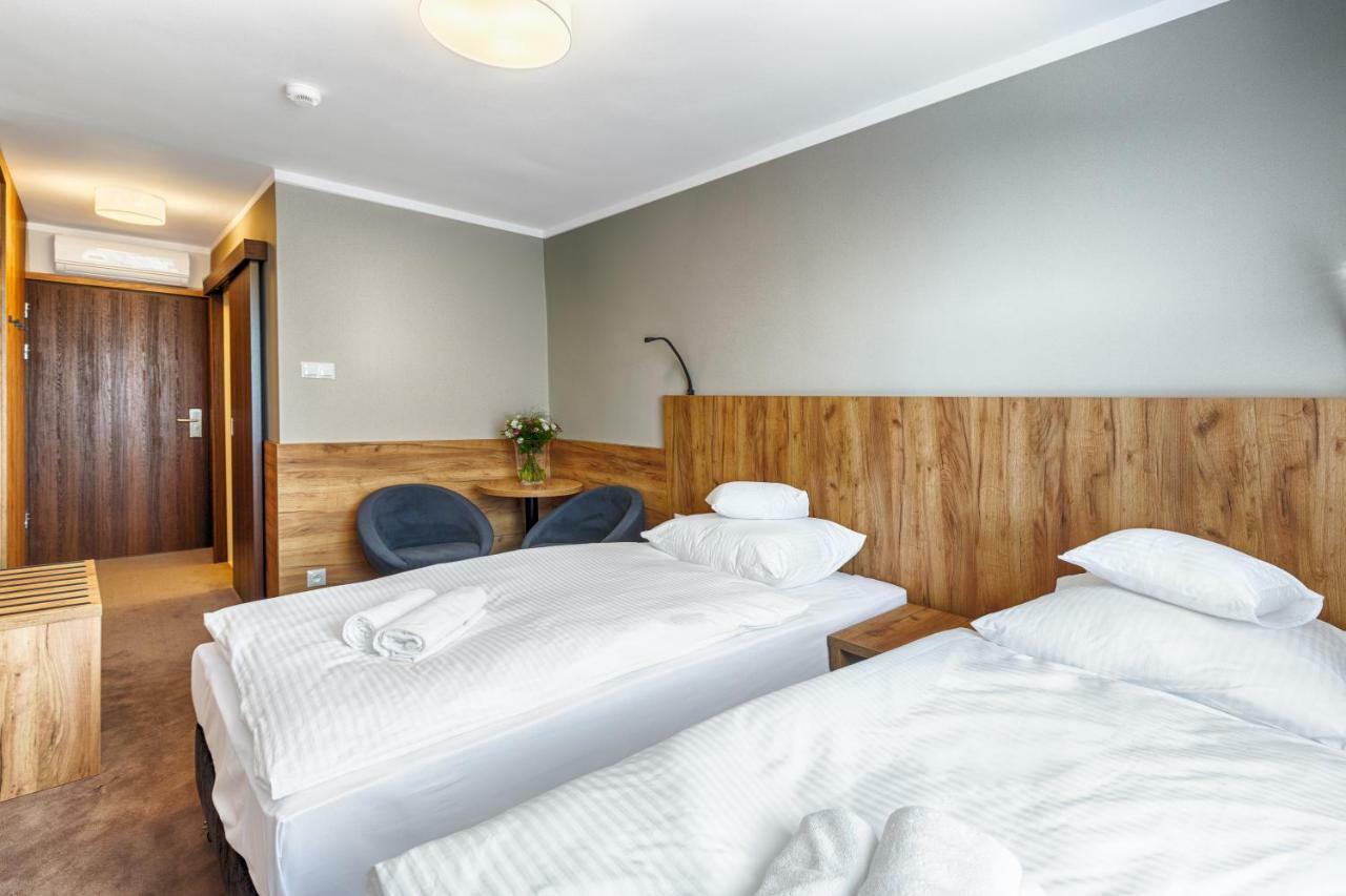 Hotel Tarnovia Tarnow Bagian luar foto